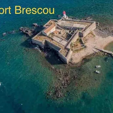 Vue Mer/port Au Centre Port אגדה